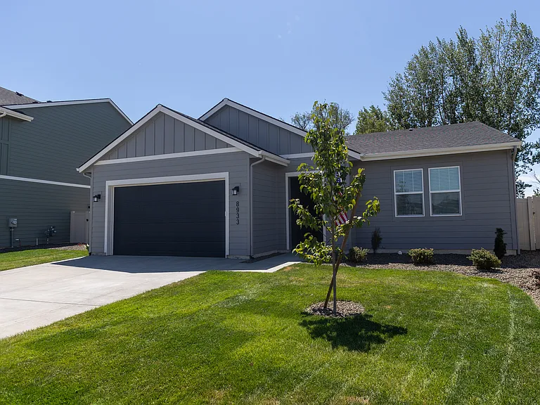8933 W Tamworth Dr — Photo 2