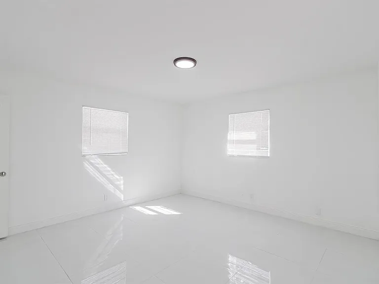 2810 NE 60th St — Photo 39
