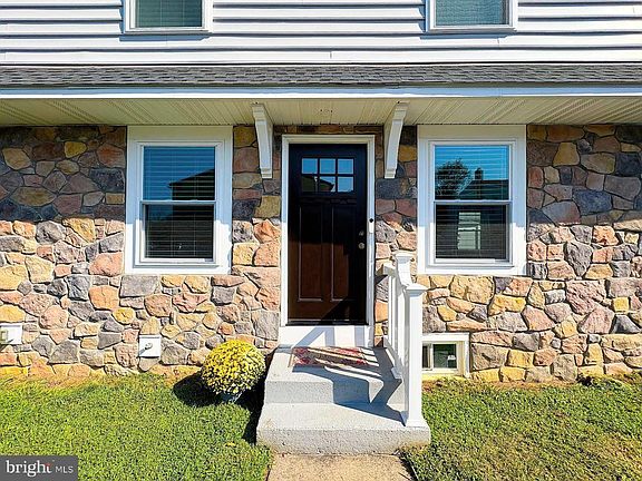 3rd image of 726 W Brookhaven Rd