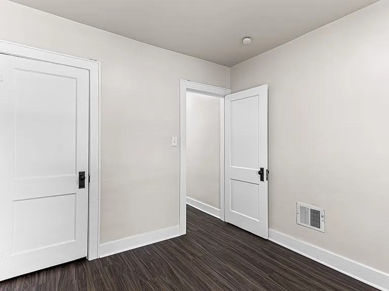1473 Empire Ave — Photo 5