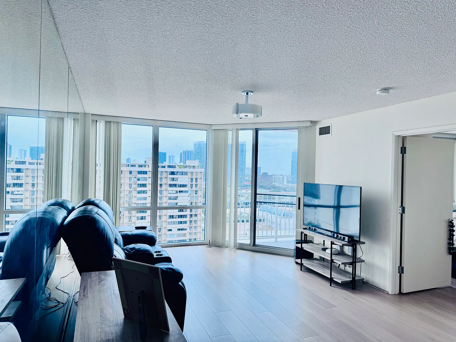 1 bed, 585 sqft, $2,900 — Photo 3