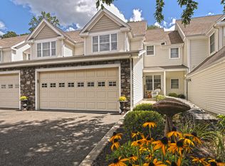 Crescent Village, Shelton, CT 06484