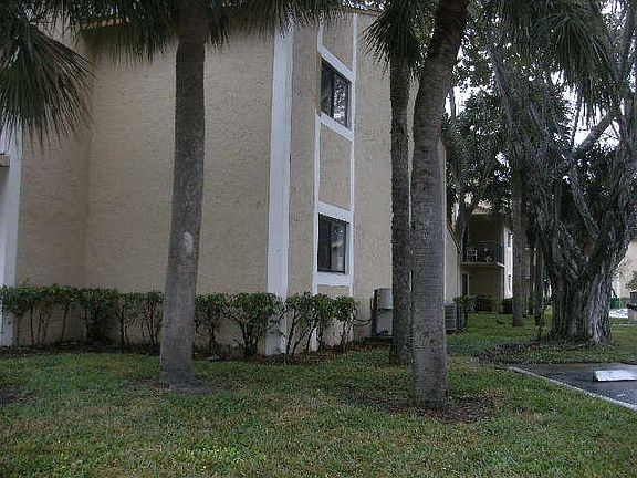 2nd image of 251 Palm Cir W APT 101