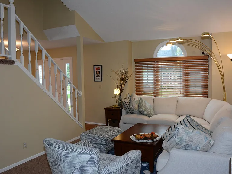 8811 Hawthorne Dr — Photo 6