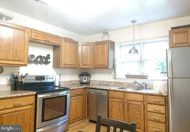 3 bed, 2.5 bath, 1408 sqft, $4,000 — Photo 4