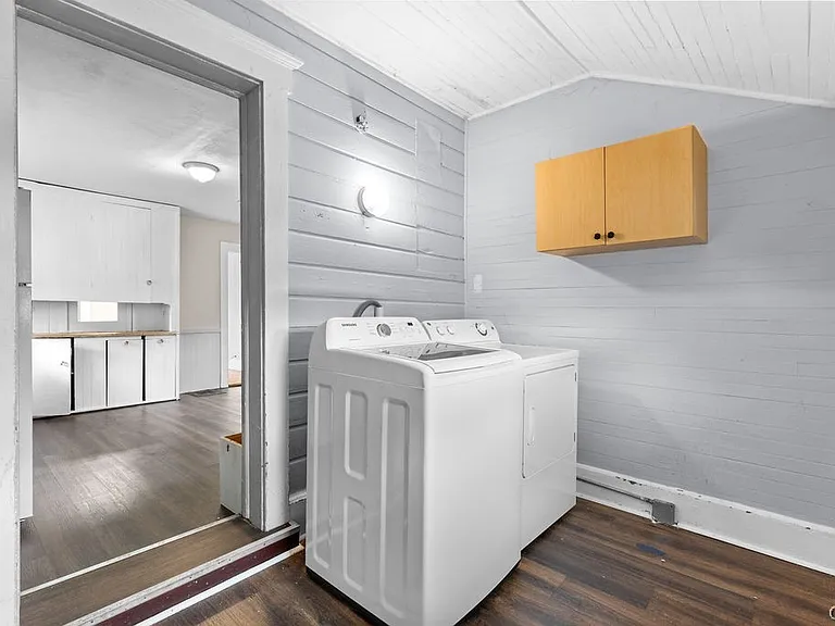 109 Center St — Photo 14