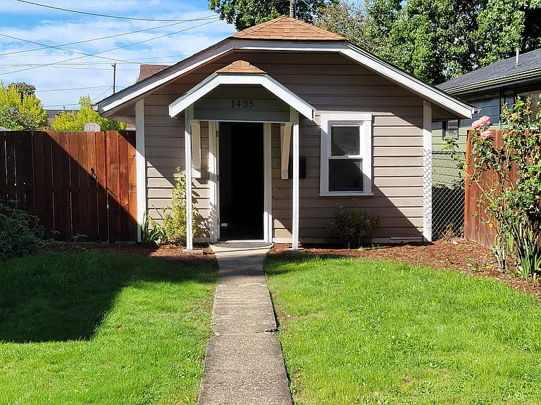 1435 Winter St NE — Photo 1