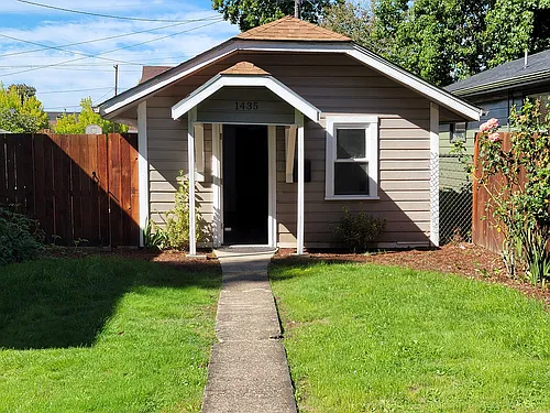 1435 Winter St NE Photo 1
