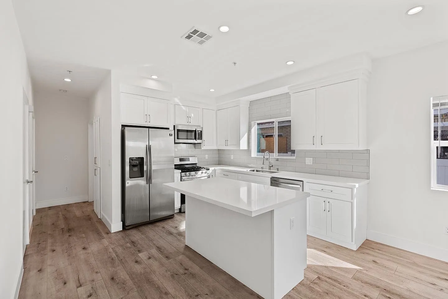 3 bed, 3.5 bath, 1485 sqft, $4,150 — Photo 1