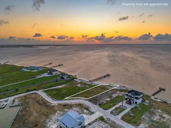 8 Tradewinds Cir, Rockport, TX 78382