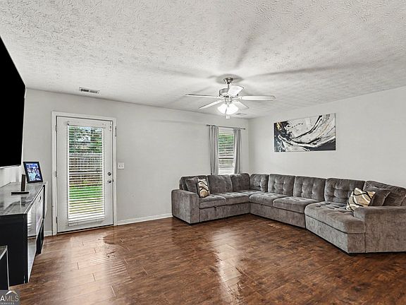 3rd image of 413 Erin Ct