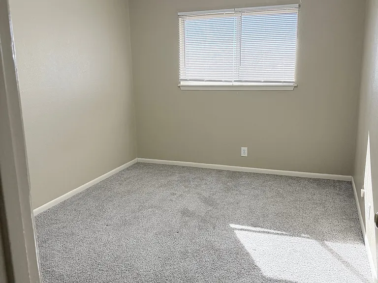 Ricks Apartments — Photo 40