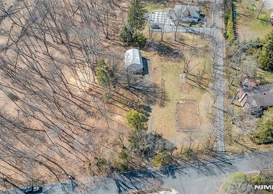 1st image of 510 W Saddle River Rd