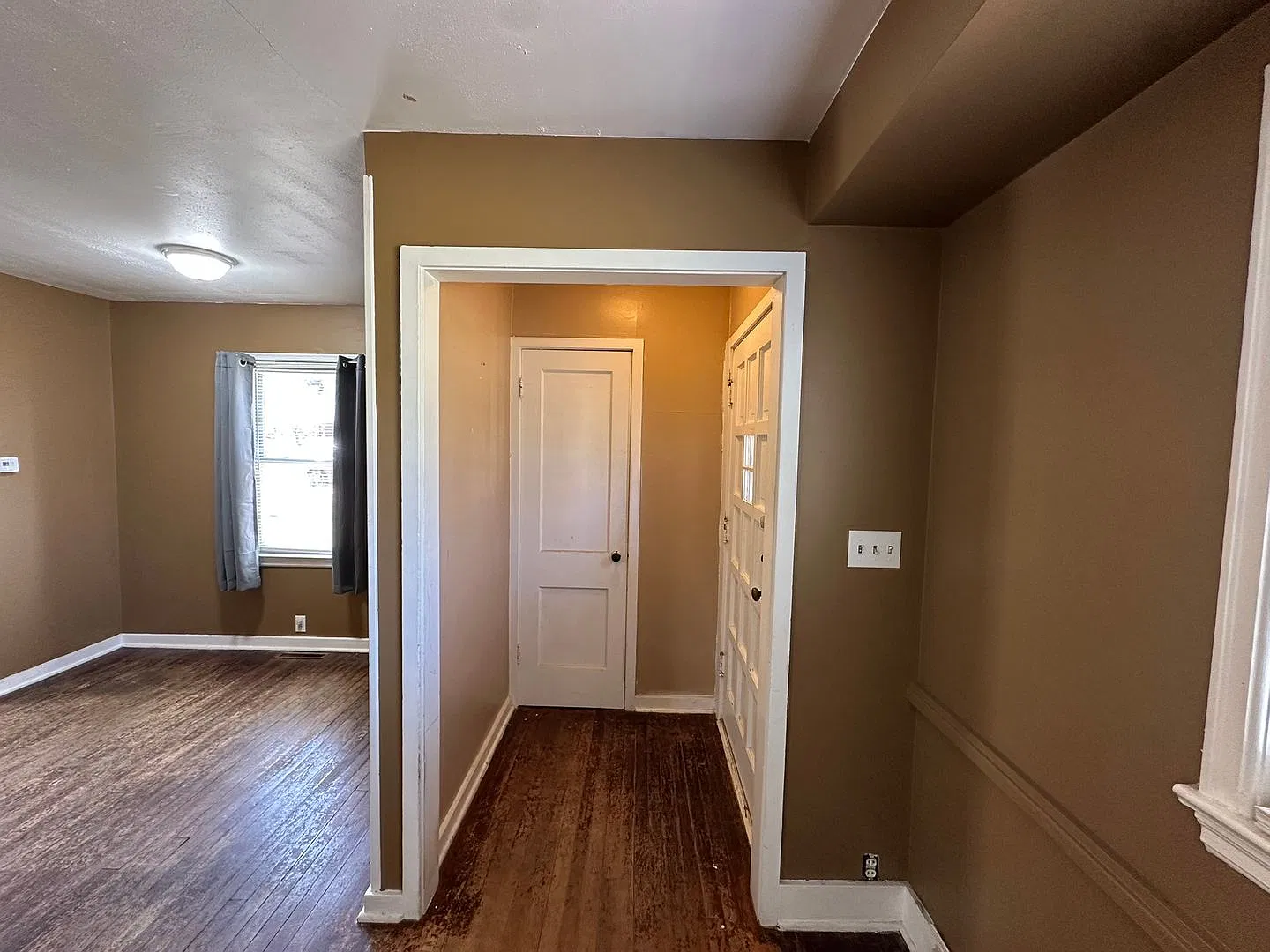 Pet Friendly Single Family Home with Fenced Yard — Photo 2