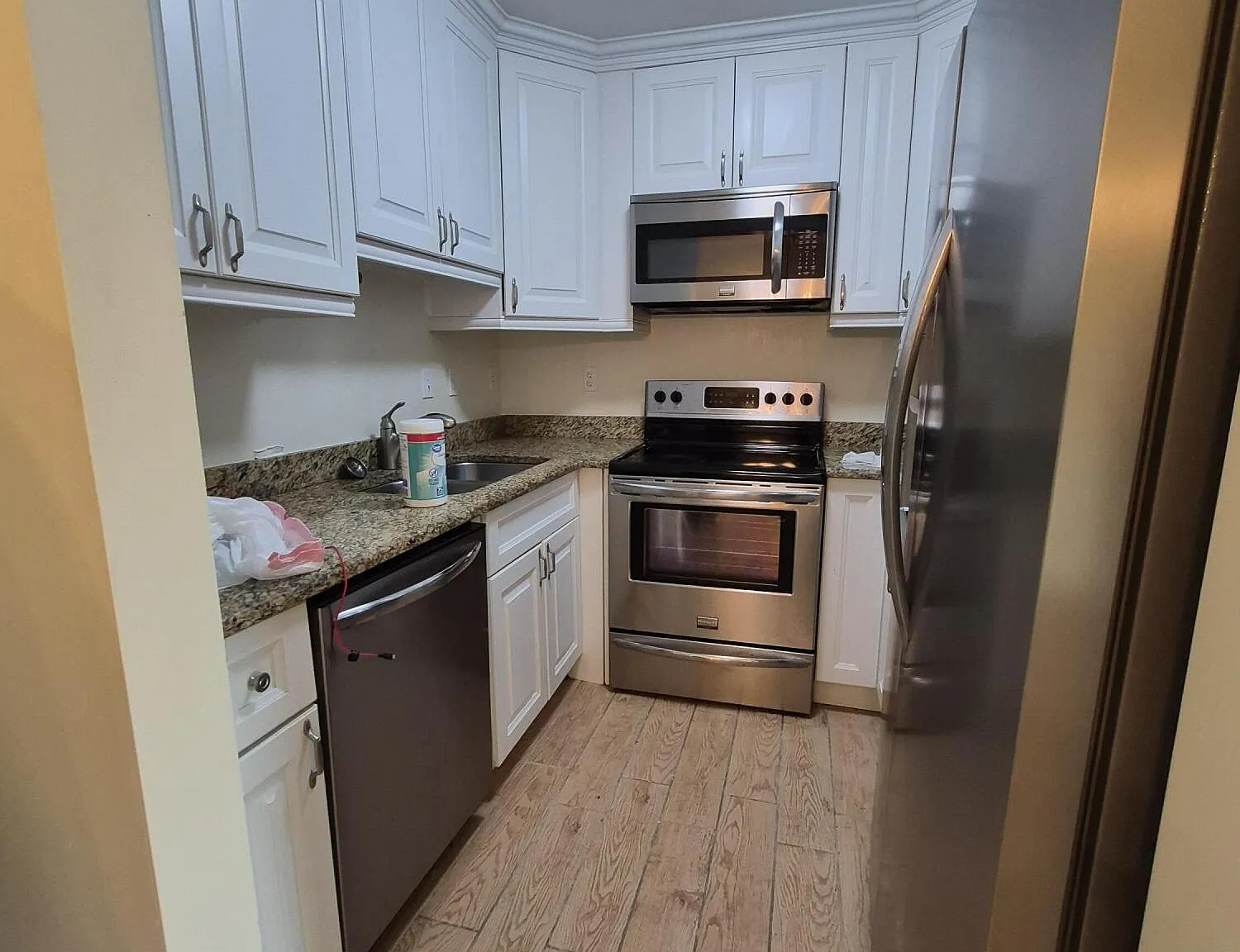 1 bed, 1.5 bath, 702 sqft, $1,300 — Photo 1