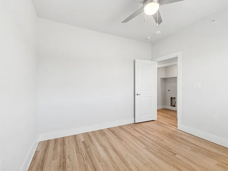 Ensign Apartments — Photo 14