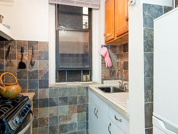 4th image of 205 W 54th St #3GG