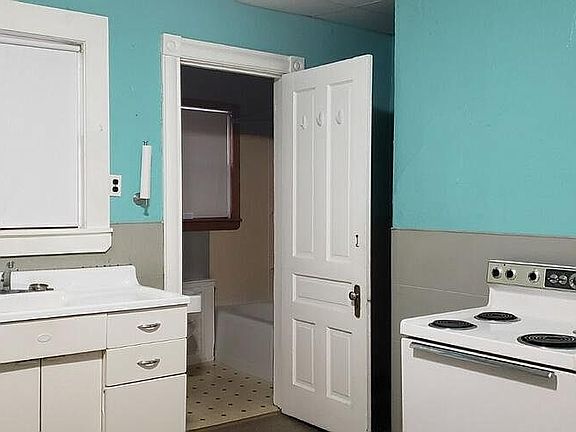 4th image of 1745-1747 Sanderson Ave