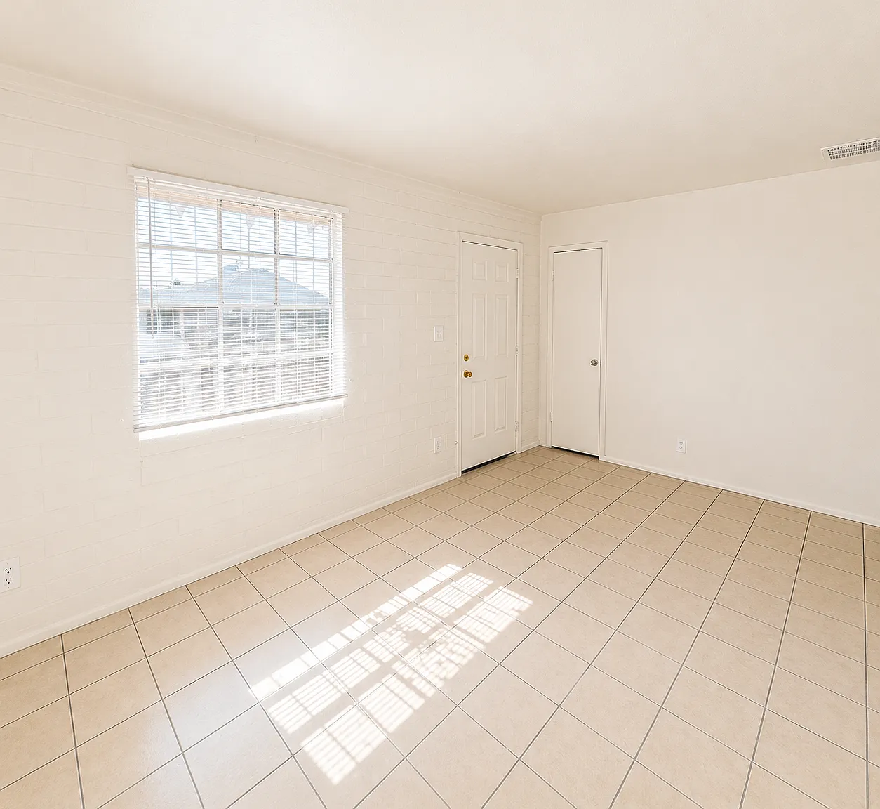 3 bed, 1038 sqft, $1,695 — Photo 3