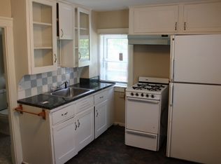 2 BR Close to Medical Mile with hardwood floors & in unit laundry, Grand Rapids, MI 49503