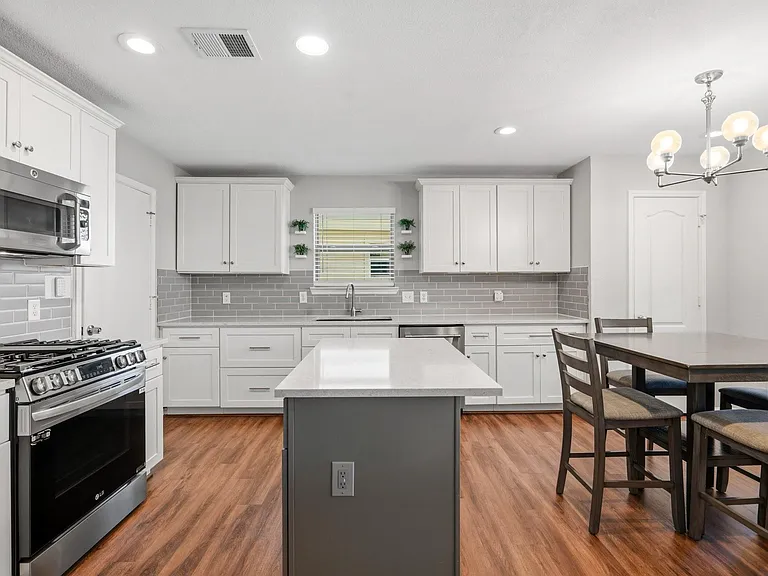 9426 Coatsworth Dr — Photo 2