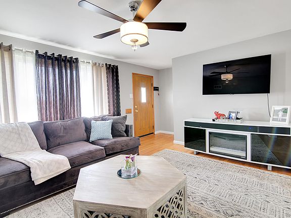 4th image of 213 Woolwich Ln
