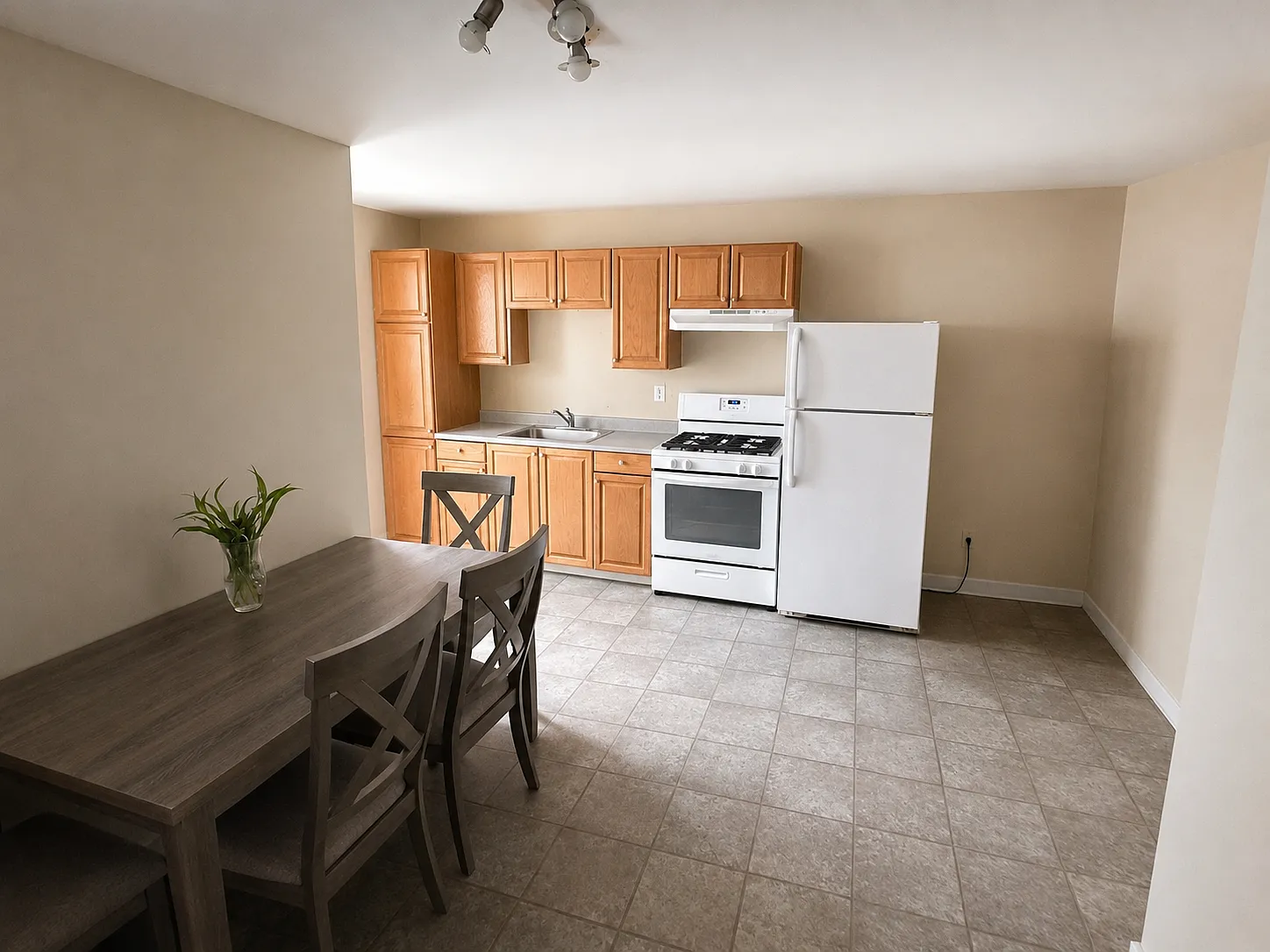 220 E State St — Photo 3