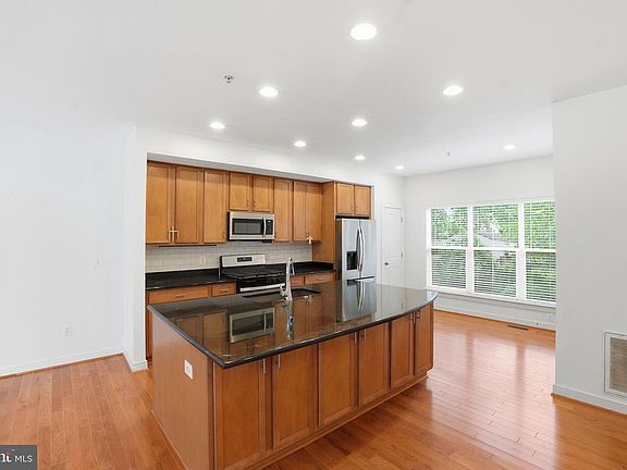 3rd image of 5610 Lustine St