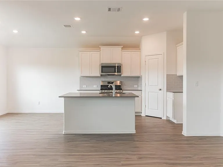 500 Jack Ryan St — Photo 9
