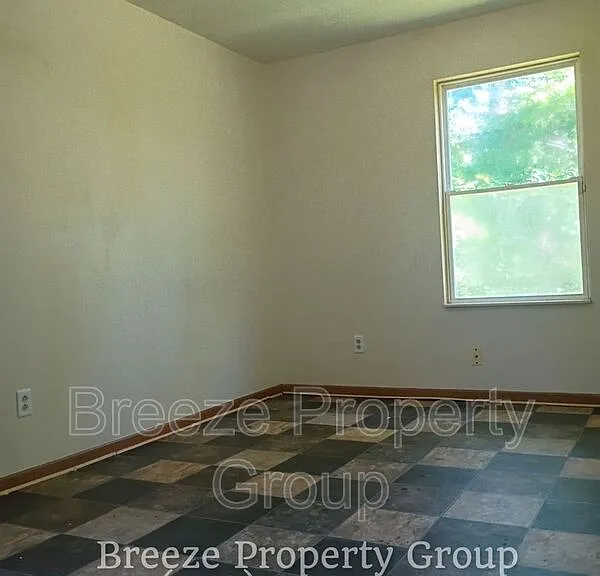546 Breaden St — Photo 11