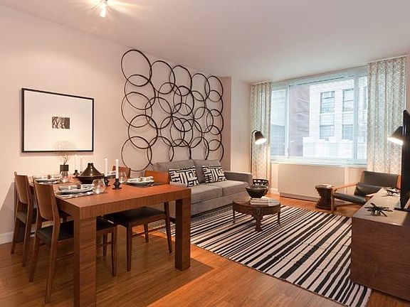 3rd image of 320 W 38th St APT 904
