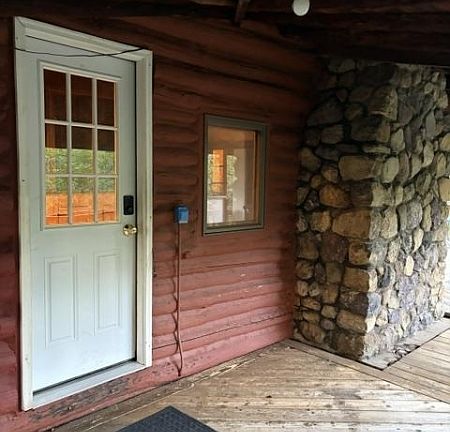 4th image of 68 Mountain Spring Rd