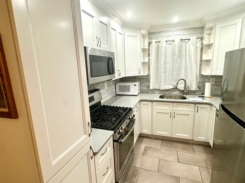 229 Bancroft Ave #1
