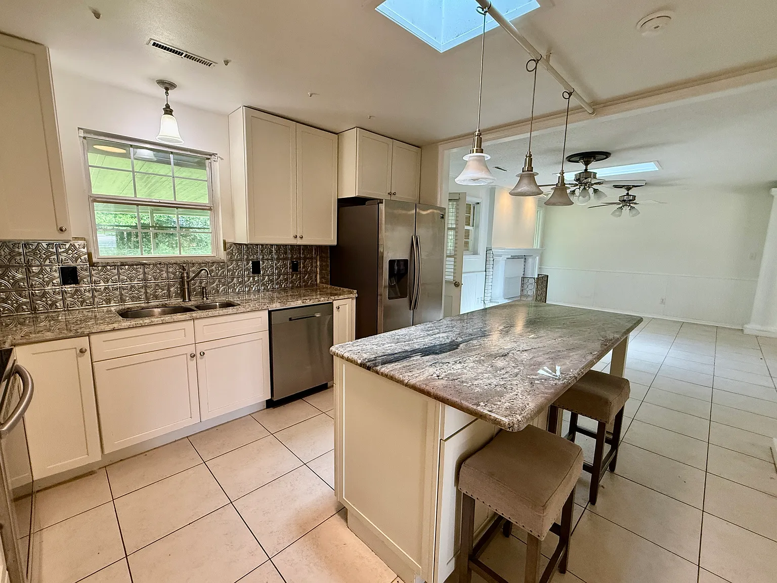 Gulf Breeze Proper 4 Bedroom — Photo 2