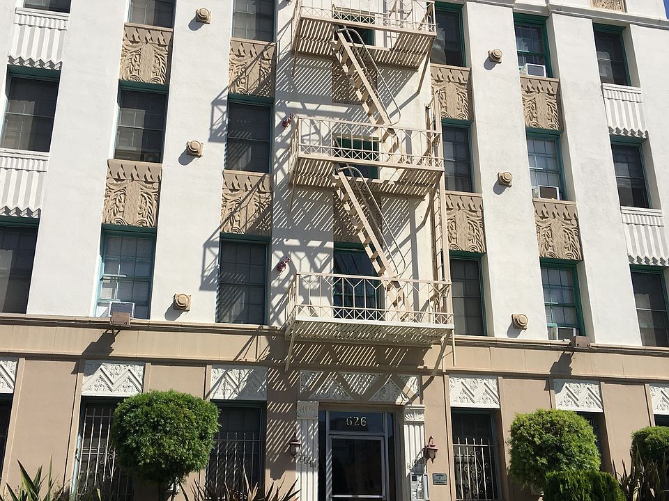 1st image of 626 S Burnside Ave #407