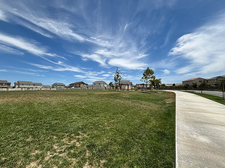 2051 Rosemary Dr — Photo 43