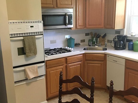 3rd image of 1026 Diversey Dr