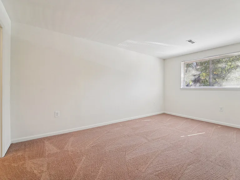 2BR, 1.5BA - 939SF - Vacant - Primary Bedroom