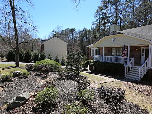 3rd image of 2395 Castle Ln NE