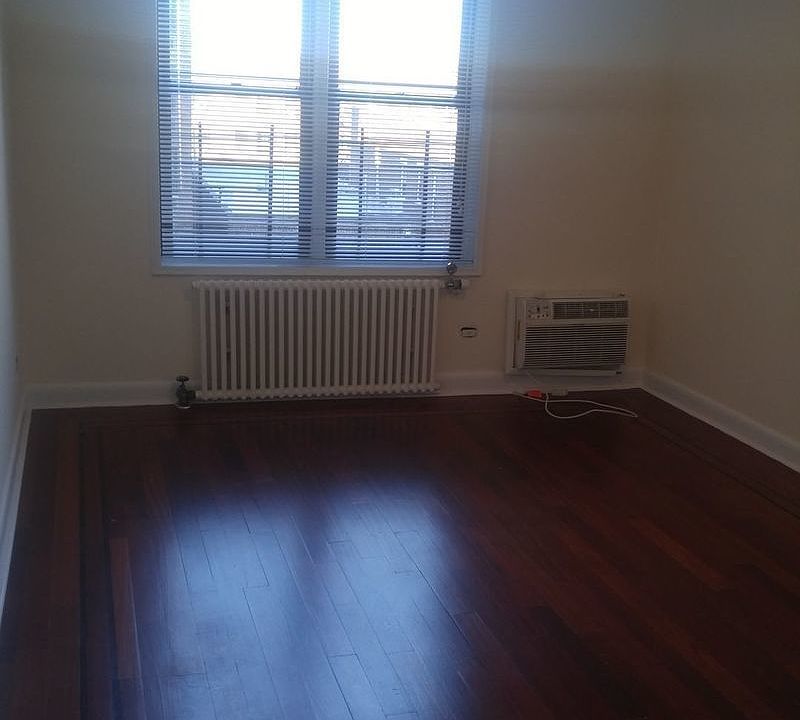 2nd image of 3135 Crescent St APT 5M