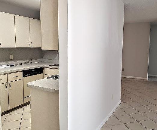 4th image of 3437 E Fort King St APT 120