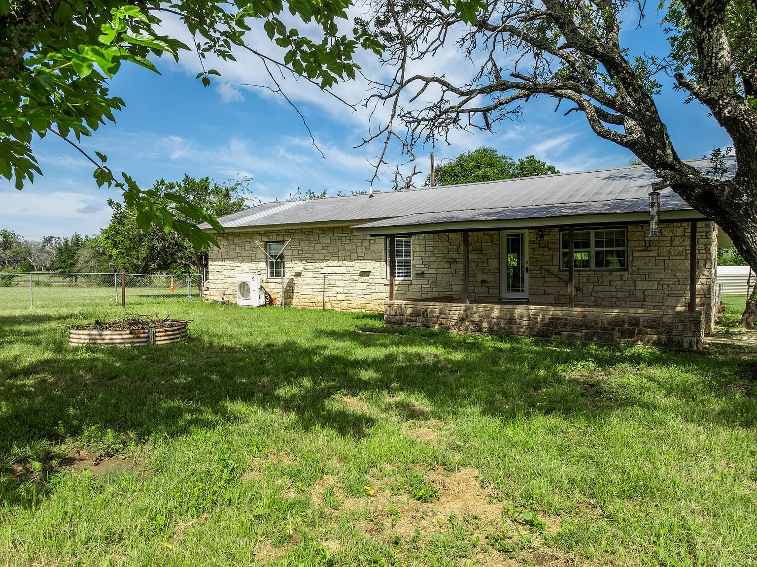 3 bed, 2.0 bath, 1704 sqft, $1,900 — Photo 2