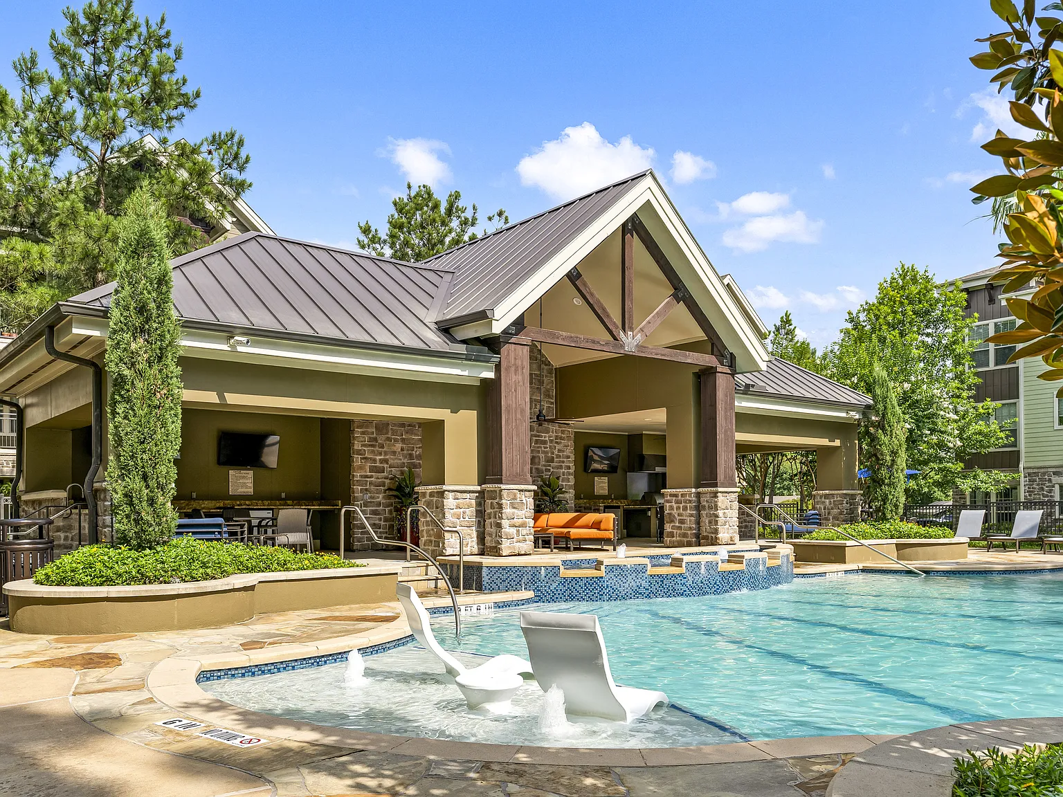 The Woodlands Lodge — Photo 2