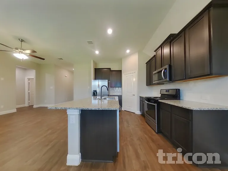 11201 Klondike Ln — Photo 3