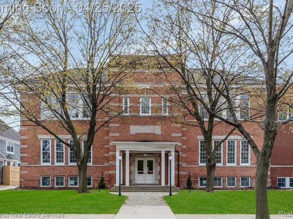 389 Saint Clair St #201, Grosse Pointe, MI 48230