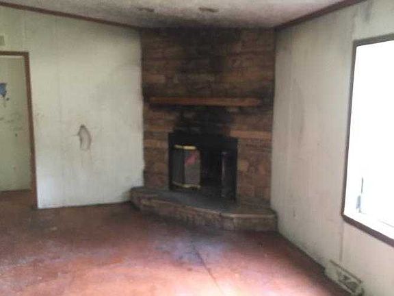 Family room w fireplace