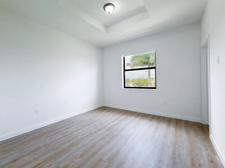 132 NW 10th Pl — Photo 18