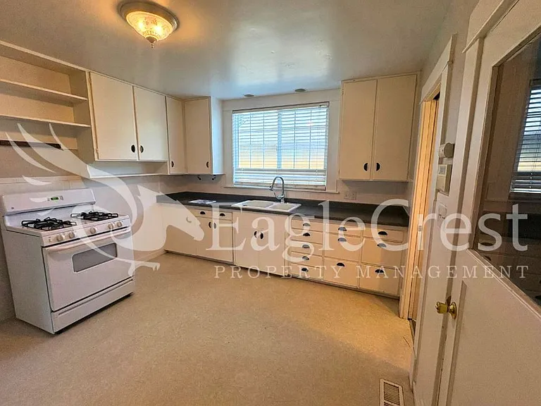 613 Locust St — Photo 11