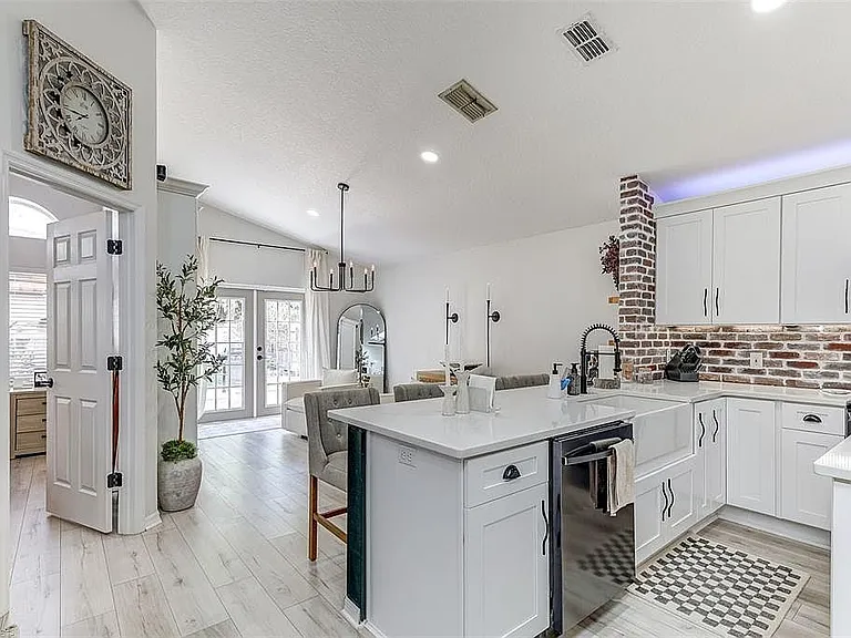 814 Brightview Dr — Photo 8