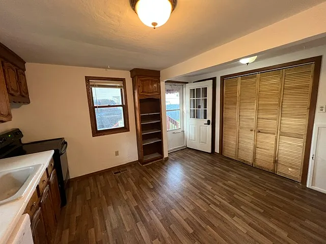 304 S James St — Photo 23